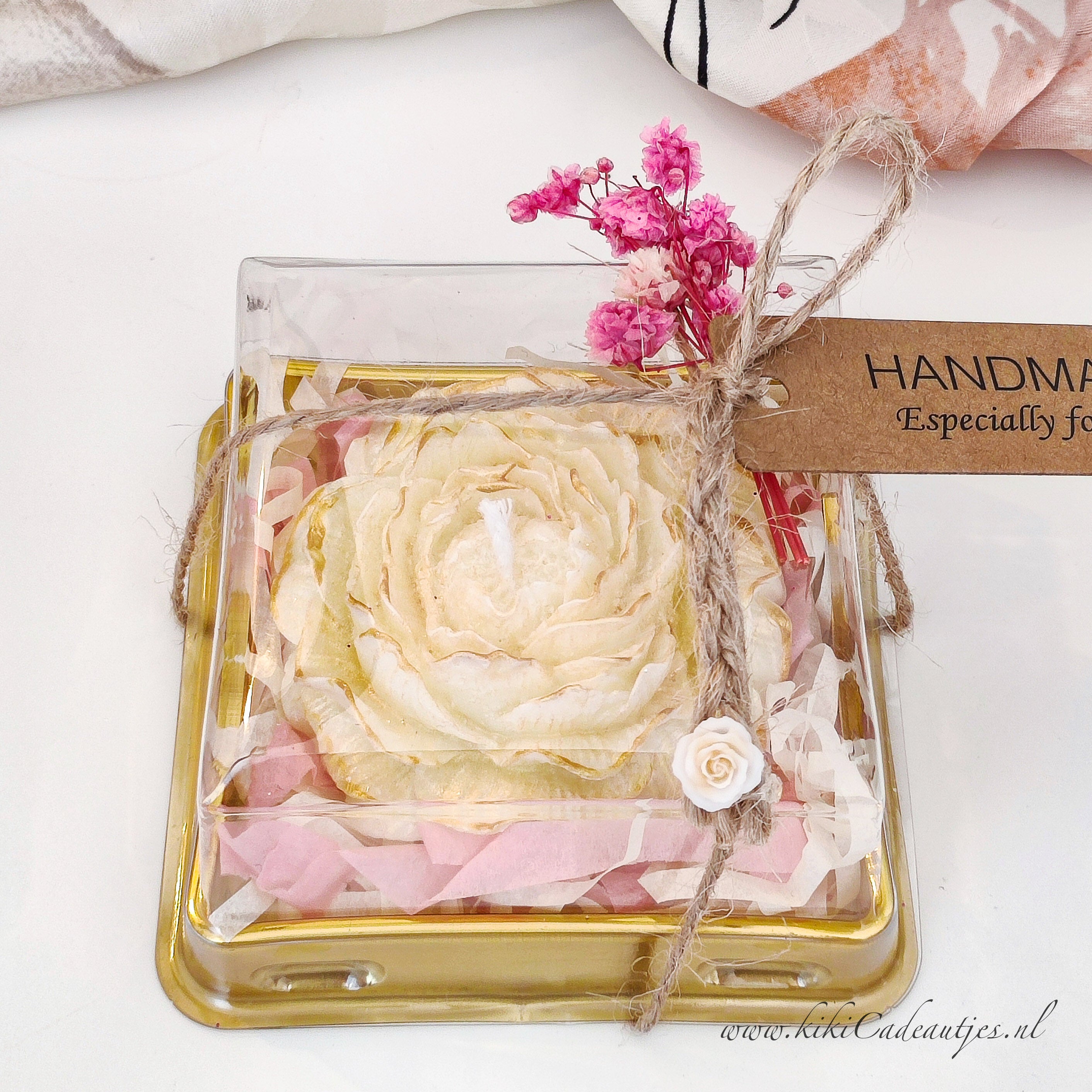 Luxe Witte Bloemenkaars met Gouden Rand - Handgemaakte Cadeaukaars