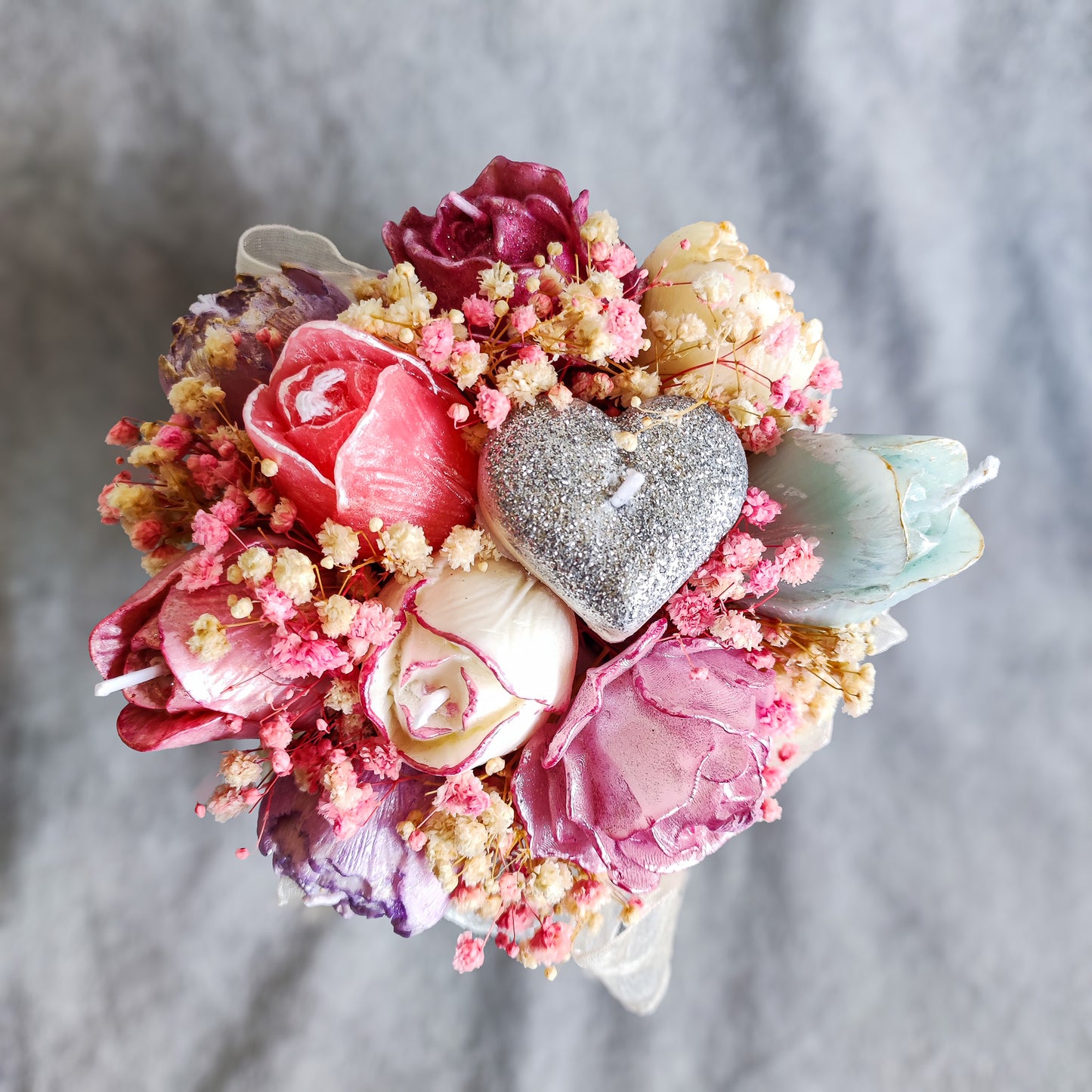 Handgemaakte Kaarsenbloemen in Decoratieve Emmer – Luxe Geurkaarsenboeket met Droogbloemen