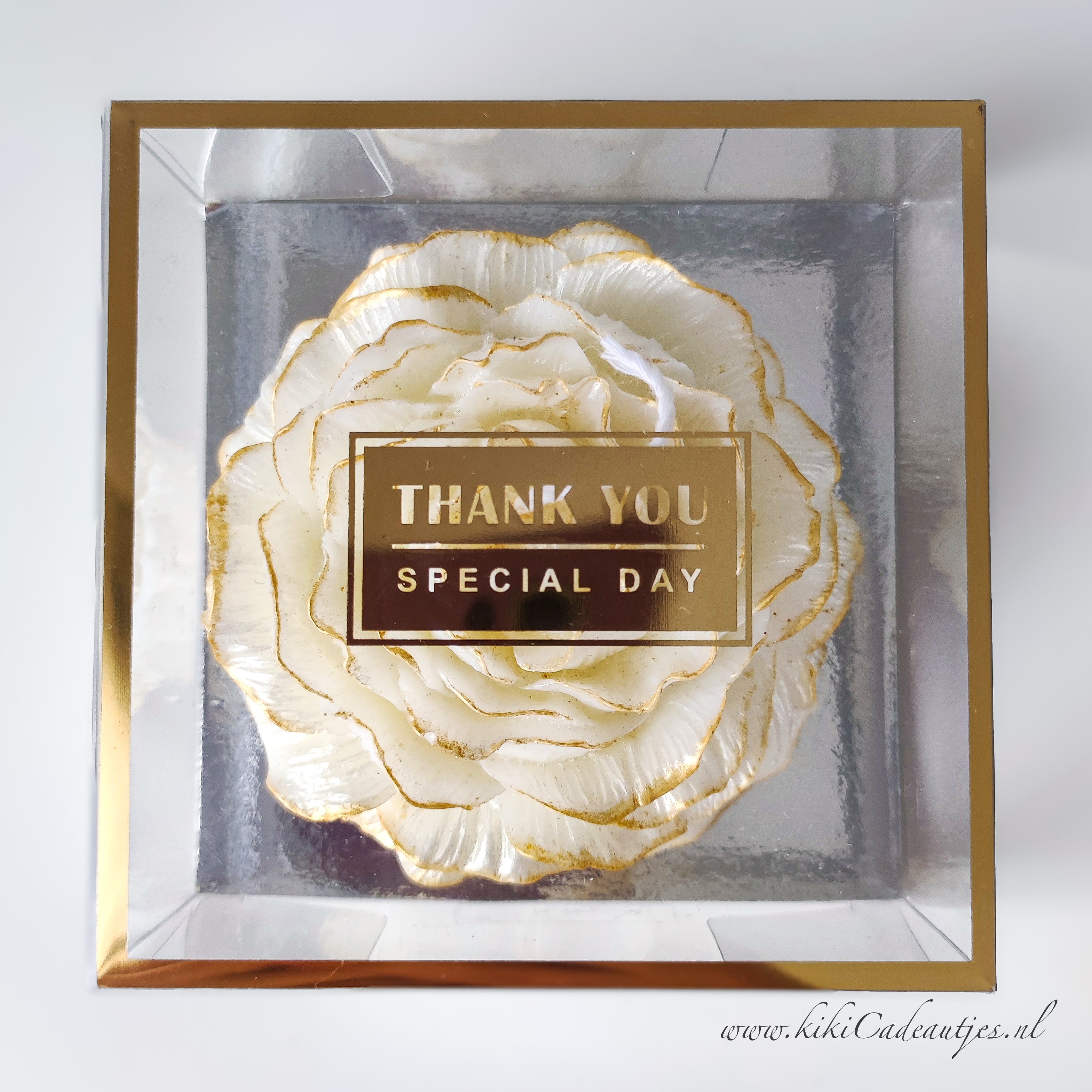 Luxe Geurkaars in Vorm van Witte Ranonkel – Handgemaakt met Gouden Rand