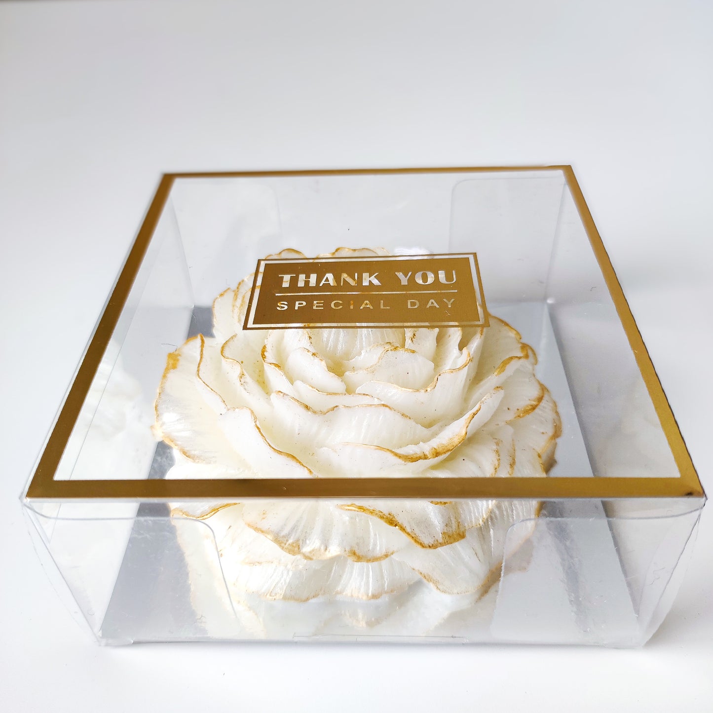 Luxe Geurkaars in Vorm van Witte Ranonkel – Handgemaakt met Gouden Rand