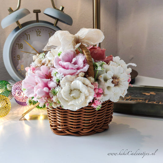 Luxe Geurige Kaarsenbloemen in Rieten Mand – Handgemaakte Cadeaumand met Droogbloemen