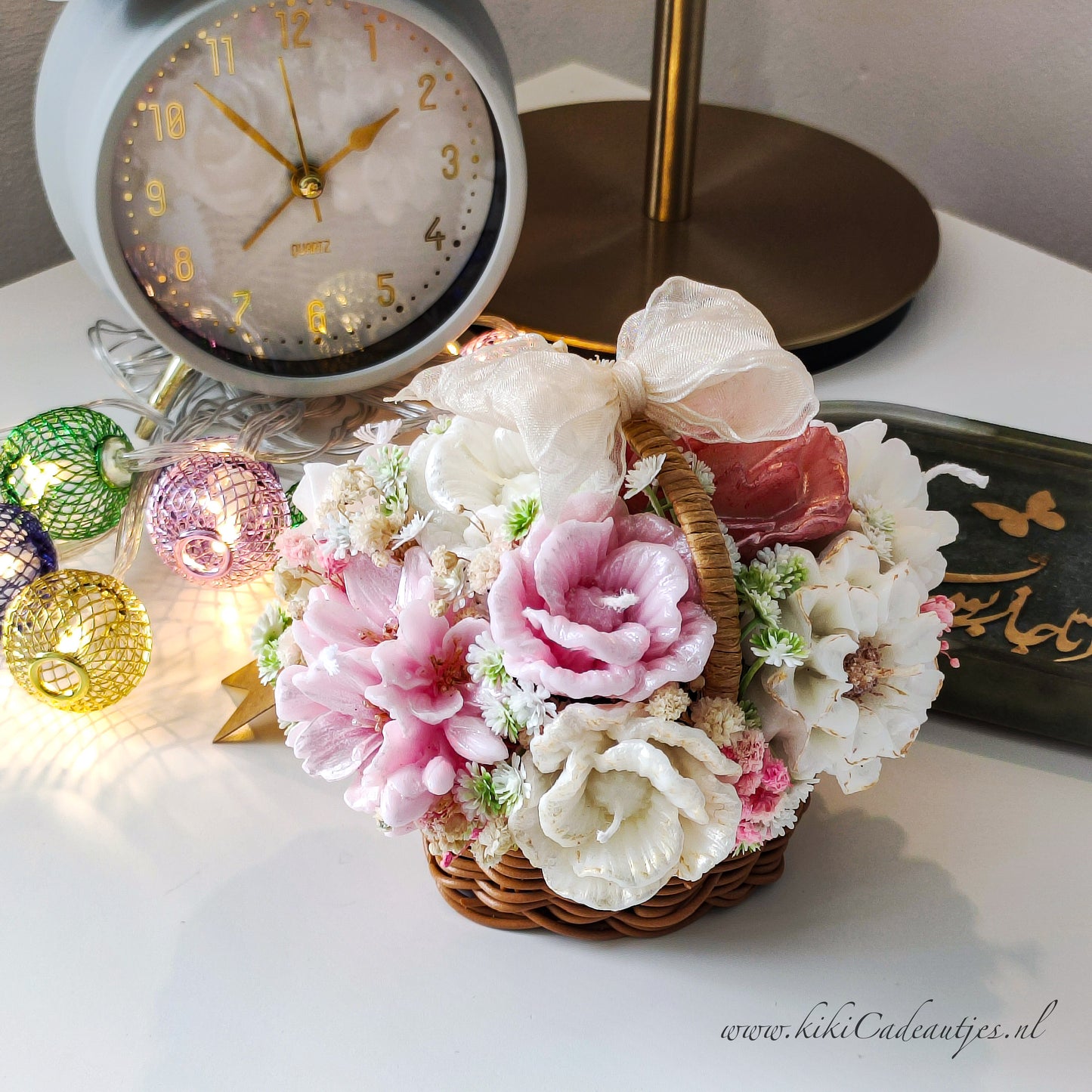 Luxe Geurige Kaarsenbloemen in Rieten Mand – Handgemaakte Cadeaumand met Droogbloemen
