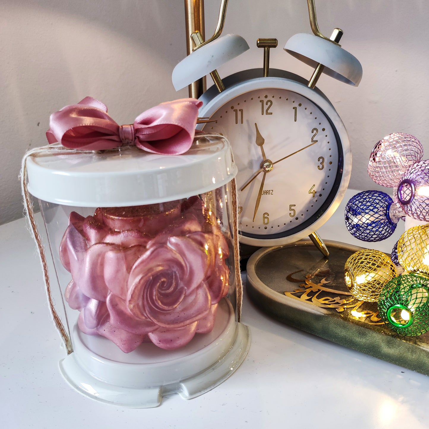 Handgemaakte Kaars met Drie Bloemen – Roze & Goud in Luxe Geschenkdoos