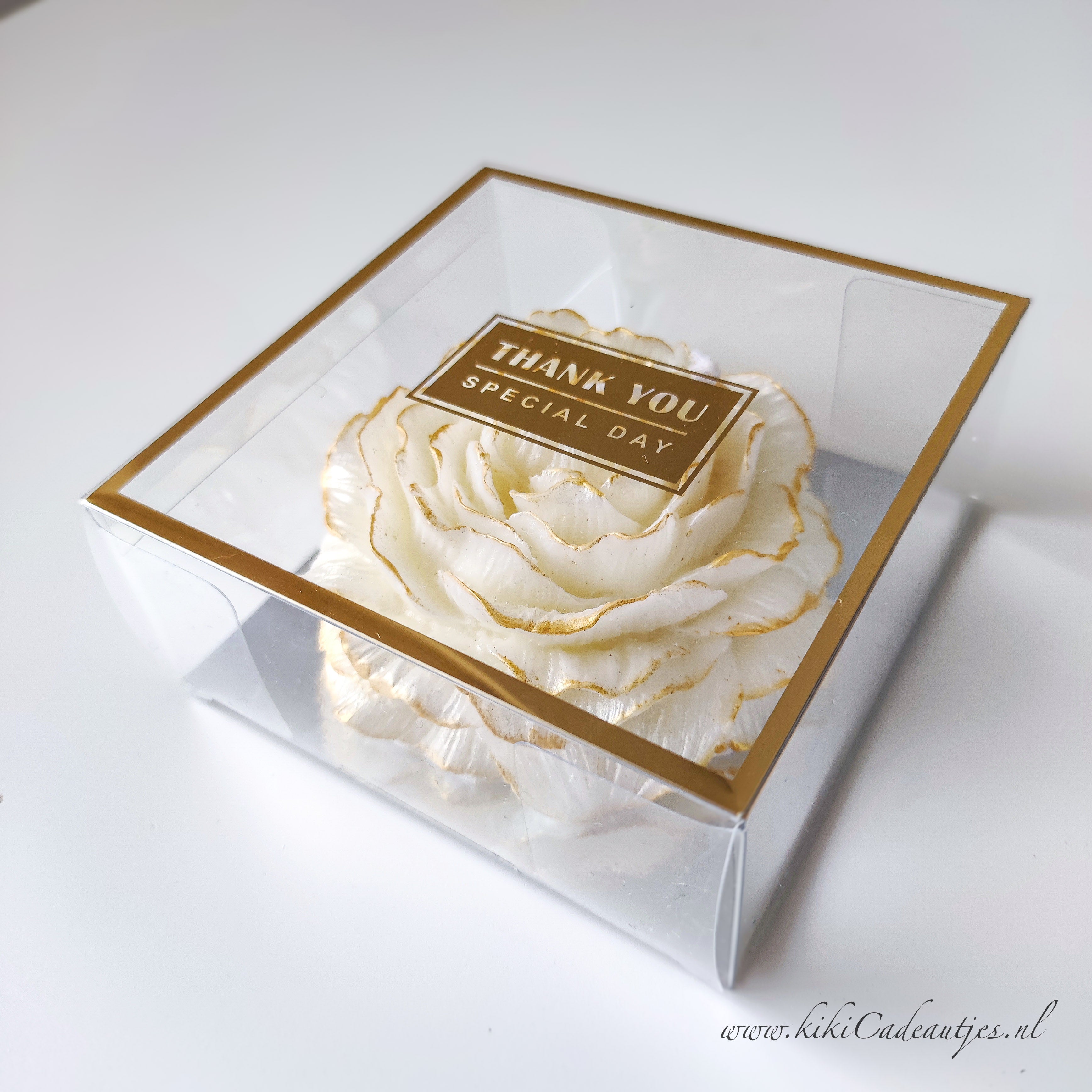 Luxe Geurkaars in Vorm van Witte Ranonkel – Handgemaakt met Gouden Rand