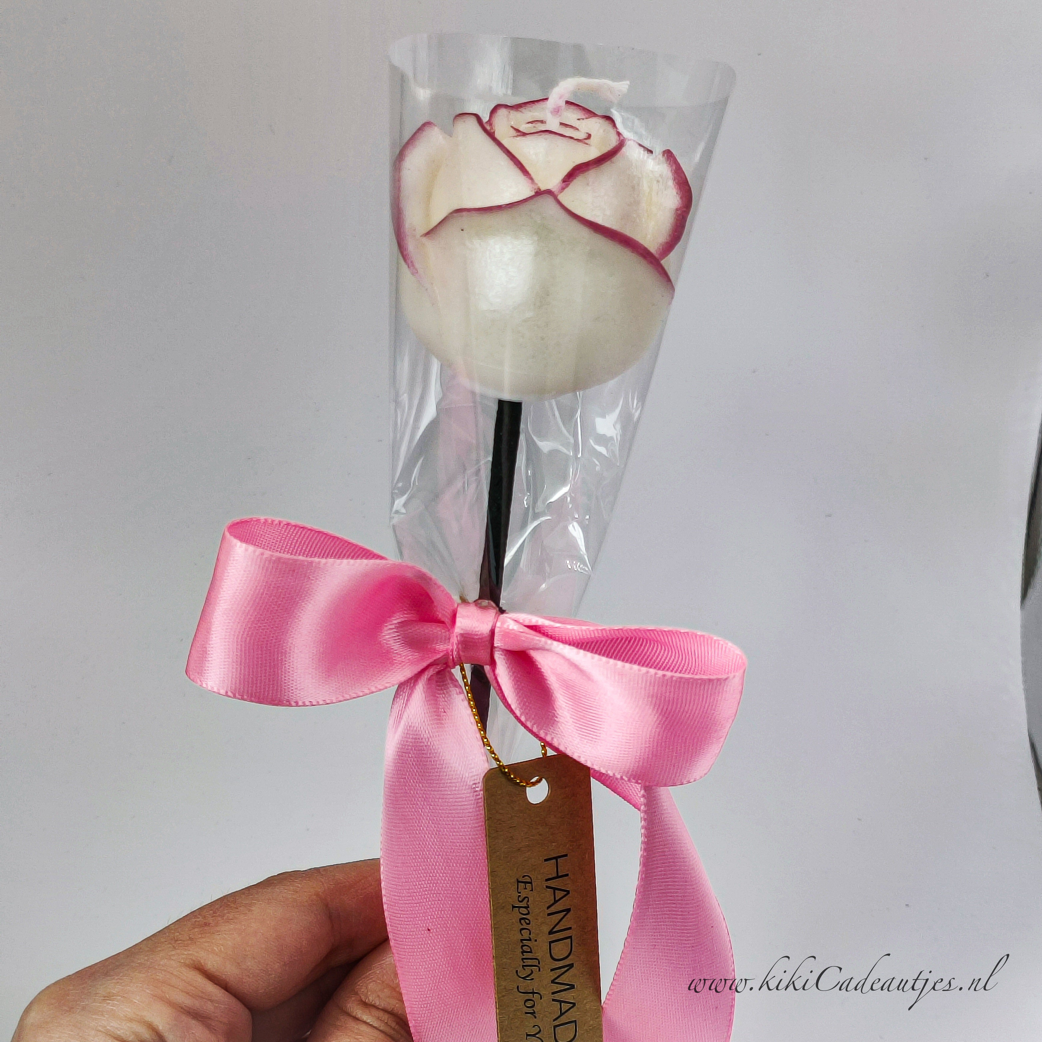 Handgemaakte Rozenkaars op Stok – Witte Sojawas Kaars met Freesiageur